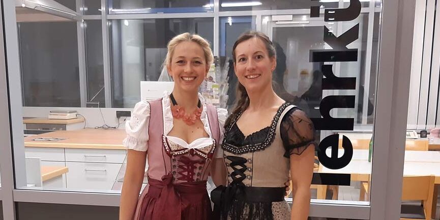 Die Ernährungsberaterinnen tragen ein Dirndl und posieren einladend vor der Lehrküche.