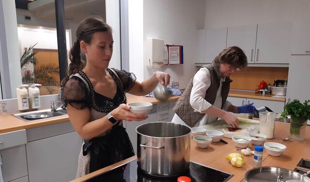 Ernährungsberaterin und Patientin kochen gemeinsam.